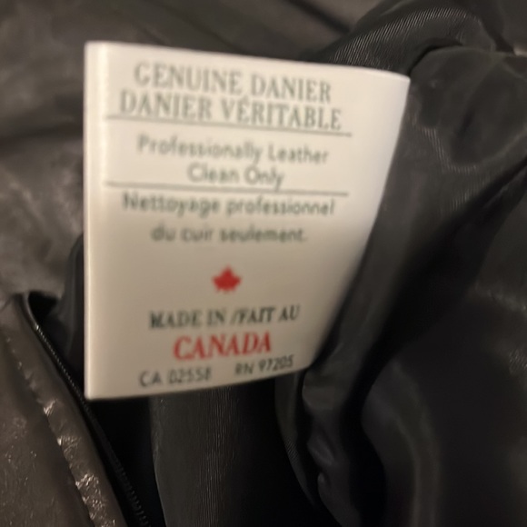 Danier leather skirt fitted soooooo smooth and soft hugs the body like new - Picture 5 of 11